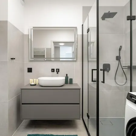 Spacious With Parking & Balcony In By Renters Apartment *