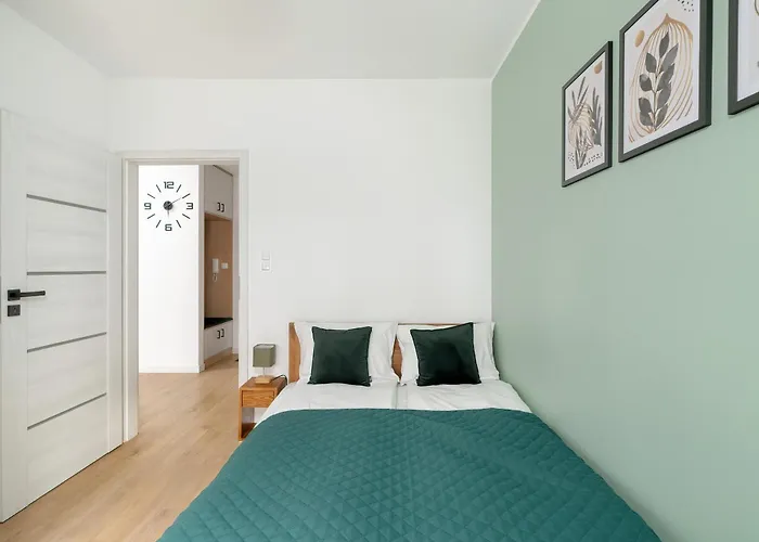 Spacious With Parking & Balcony In By Renters Lägenhet Poznań