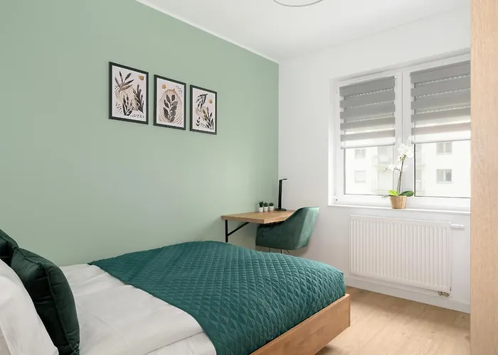 Spacious With Parking & Balcony In By Renters Lägenhet