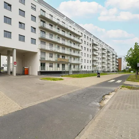 Spacious With Parking & Balcony In By Renters דירה *