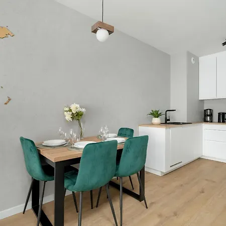 Spacious With Parking & Balcony In By Renters דירה *