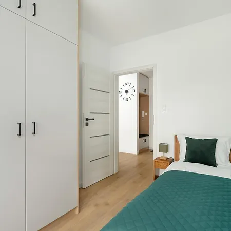 Apartment Spacious With Parking & Balcony In By Renters *
