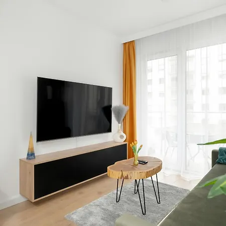 Spacious With Parking & Balcony In By Renters דירה *