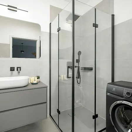 Apartment Spacious With Parking & Balcony In By Renters *