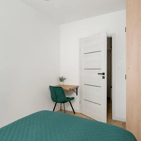 Apartment Spacious With Parking & Balcony In By Renters Poznan