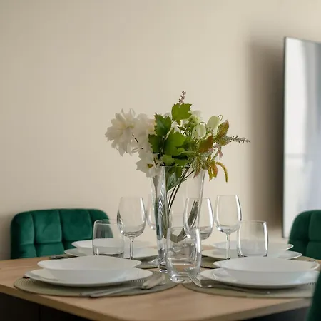 아파트 Spacious With Parking & Balcony In By Renters