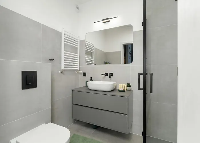 Апартаменти Spacious With Parking & Balcony In By Renters Познань