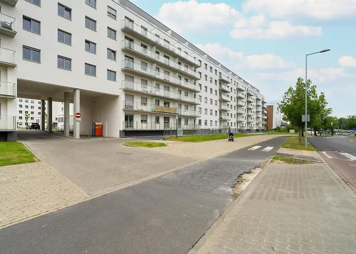 Spacious With Parking & Balcony In By Renters Apartment *