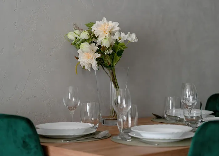 Апартаменти Spacious With Parking & Balcony In By Renters Познань