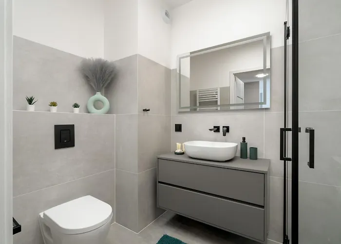 Apartment Spacious With Parking & Balcony In By Renters *