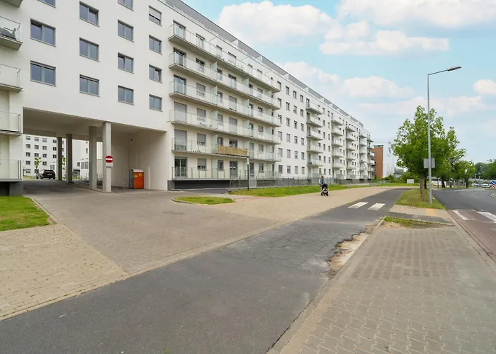 Spacious With Parking & Balcony In By Renters