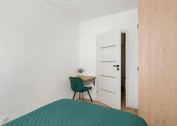 Апартаменти Spacious With Parking & Balcony In By Renters Познань