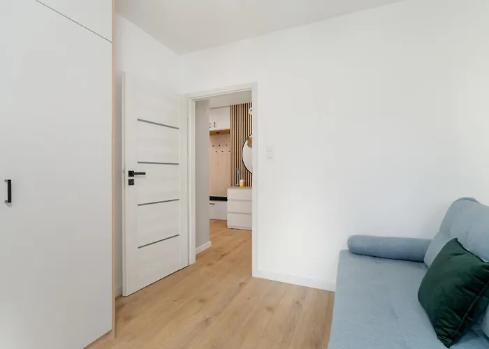 Spacious With Parking & Balcony In By Renters *