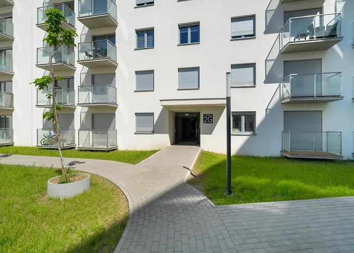 Spacious With Parking & Balcony In By Renters Апартаменти