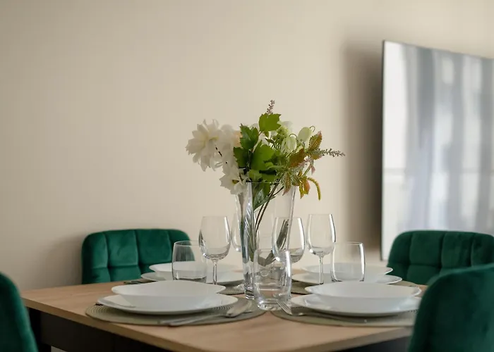 Апартаменти Spacious With Parking & Balcony In By Renters