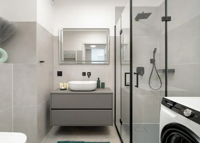 Spacious With Parking & Balcony In By Renters Апартаменти *