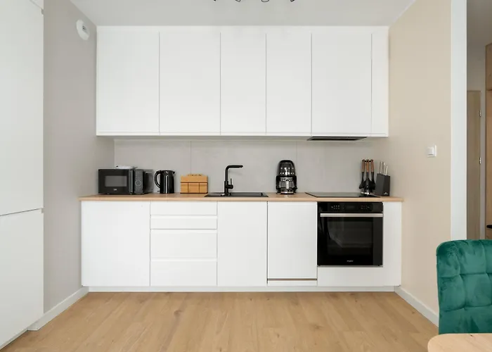 Spacious With Parking & Balcony In By Renters *